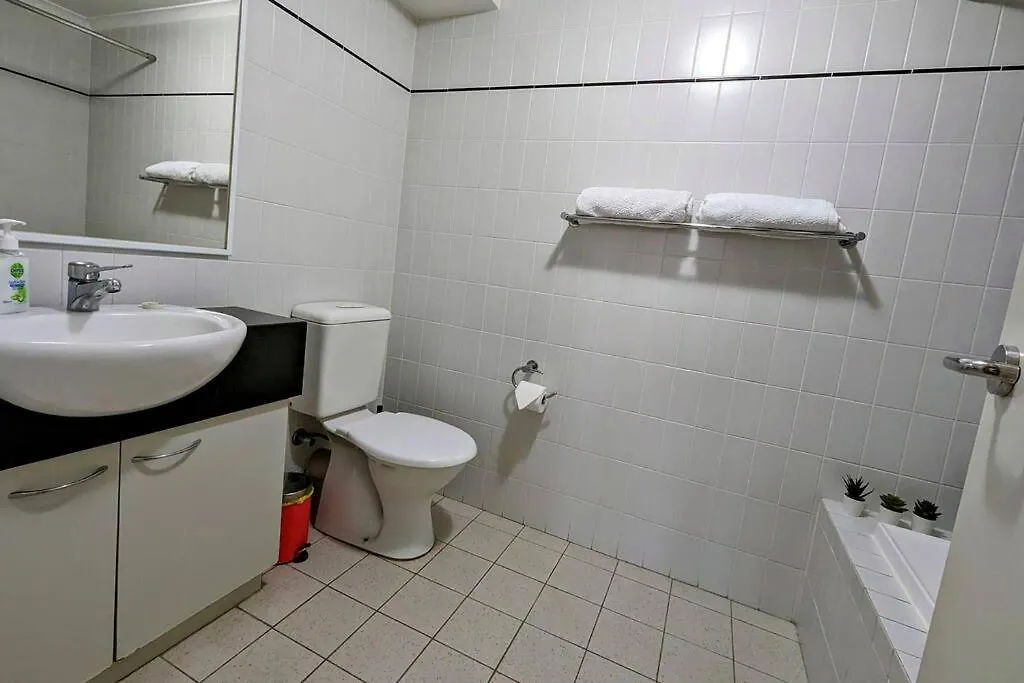 City & Lakeside With Free Parking, Pool And 10 Mins Walk Into The City Perth Australia