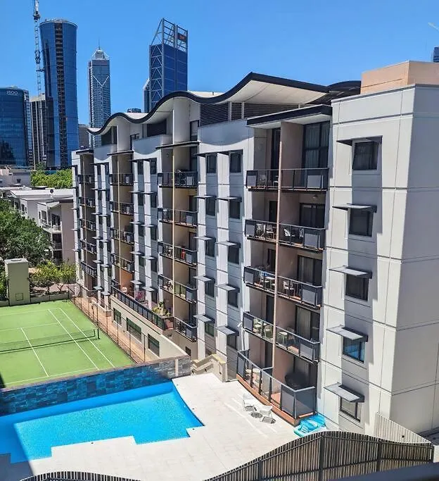 City & Lakeside With Free Parking, Pool And 10 Mins Walk Into The City Perth Apartment