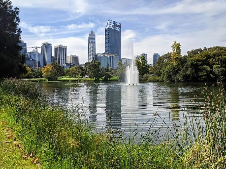 Apartment City & Lakeside With Free Parking, Pool And 10 Mins Walk Into The City Perth