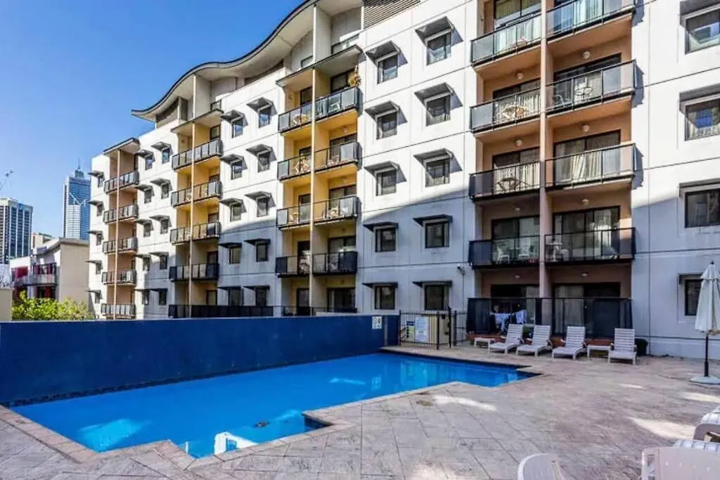 City & Lakeside With Free Parking, Pool And 10 Mins Walk Into The City Perth