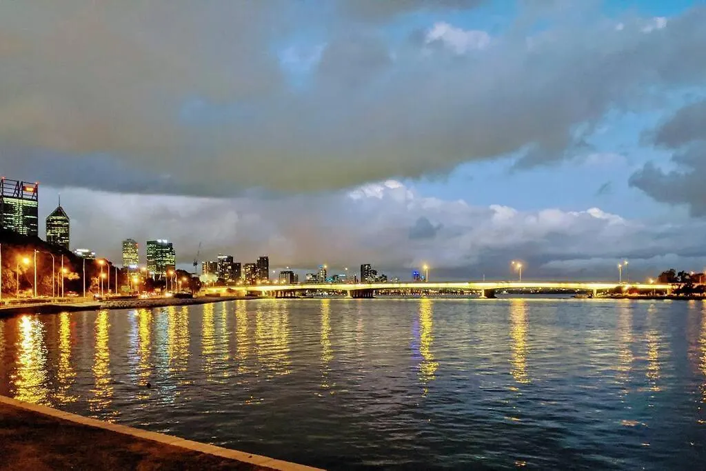 Apartment City & Lakeside With Free Parking, Pool And 10 Mins Walk Into The City Perth