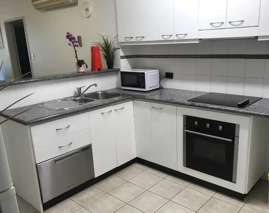 City & Lakeside With Free Parking, Pool And 10 Mins Walk Into The City Perth Apartment